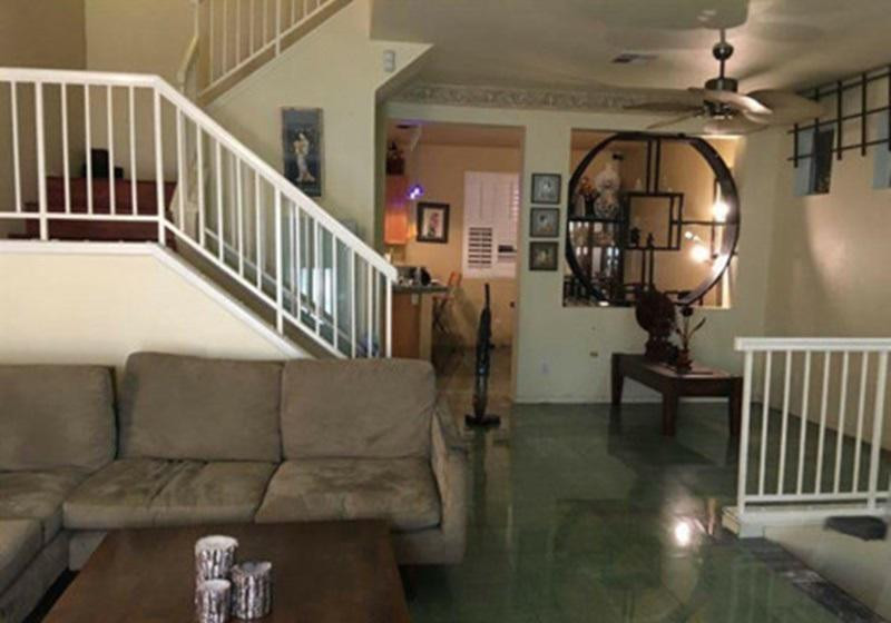 Theo đó, cat sê cao ngất ngưỡng, ca sĩ Phi Nhung vẫn sống trong căn nhà đơn sơ nếu không muốn nói là cũ chỉ vừa đủ không gian cho 2 mẹ con.