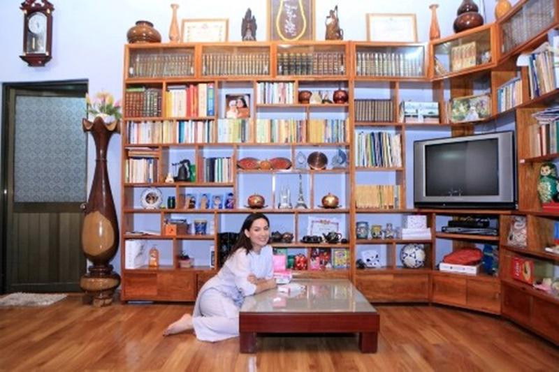 ... phòng khách của nữ ca sĩ chỉ toàn là sách báo cùng một vài giải thưởng, bằng khen của chính cô và các con.