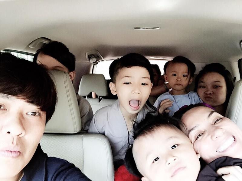 Không chỉ nuôi về mặt vật chất, nữ ca sĩ yêu thương các con như con ruột của mình. Mỗi lần có show diễn gần cô đều cho các con theo cùng mình để cổ vũ mẹ. Vừa có thêm trải nghiệm, lại khiến các con thoải mái hơn.