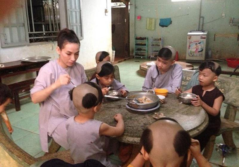 Dù lịch diễn vô cùng bận rộn nhưng Phi Nhung luôn cố gắng sắp xếp thời gian để có thể chăm lo cho 21 người con.