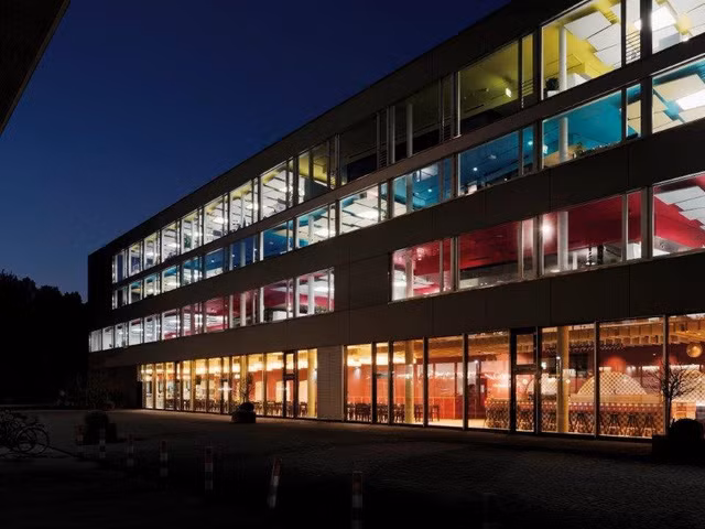 Văn phòng làm việc của Google lớn nhất ở châu Âu có trụ sở đặt tại Zurich, Thụy Sĩ với sự góp mặt của hơn 2.000 nhân viên.