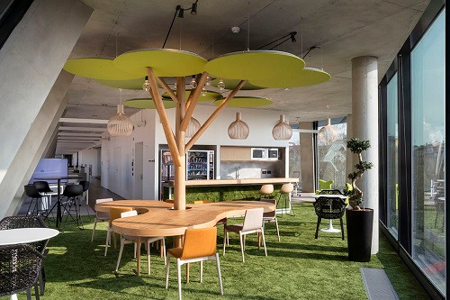 Với diện tích 7.500m2, trụ sở Microsoft tại Milan (Italy) có thiết kế thông thoáng, là không gian linh hoạt, nhân viên có thể chọn lựa khu vực yêu thích để thỏa sức hòa mình vào công việc. Nguồn ảnh: Business Insider.