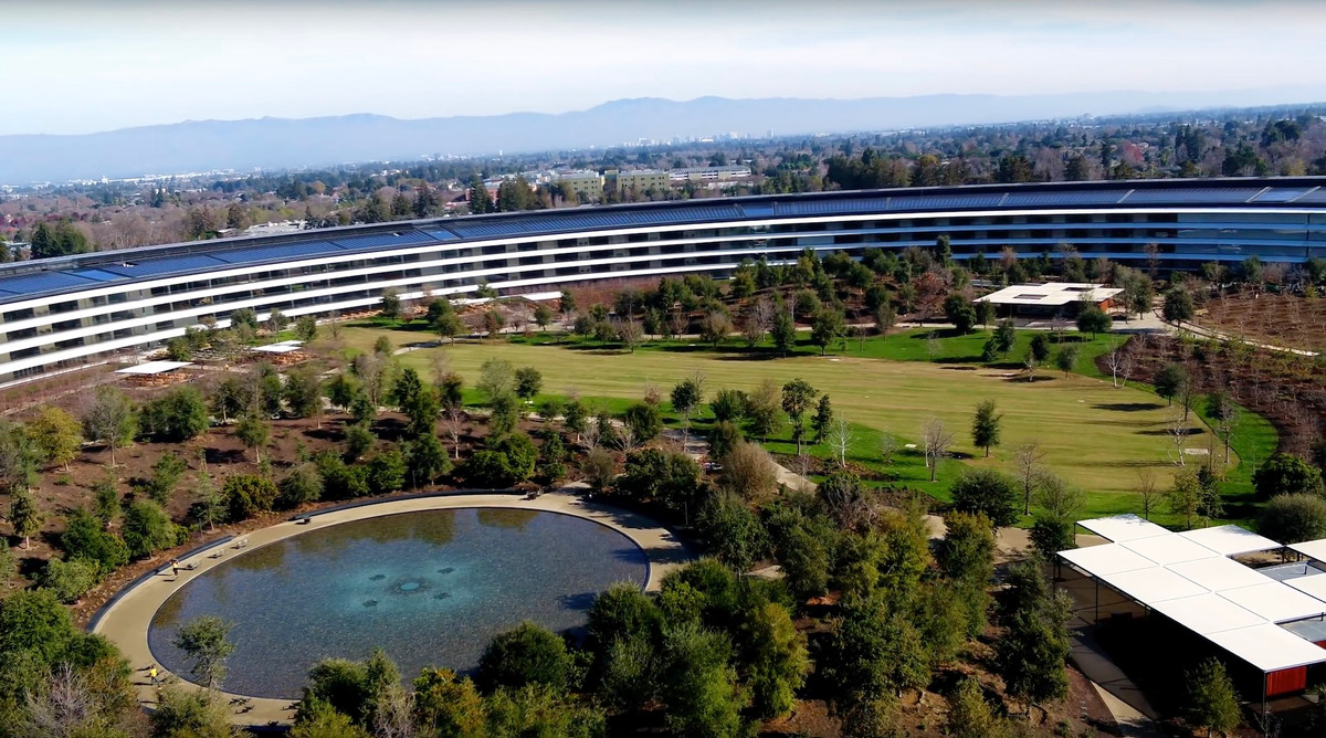 Apple Park đi vào hoạt động từ tháng 4/2017, là một trong những công trình đắt nhất thế giới lúc đó với vốn đầu tư 5 tỷ USD.