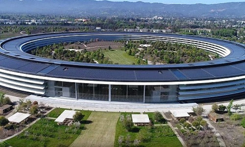 Trụ sở "phi thuyền" của Apple đặt tại Cupertino, California, Mỹ là nơi làm việc của 12.000 nhân viên.
