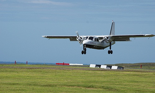Thông thường, thời gian hoàn thành chặng bay chỉ chưa đầy 1 phút và tối đa khoảng 2 phút tùy theo sức gió. Chuyến bay chủ yếu phục vụ giáo viên, cảnh sát địa phương và trẻ em đi học. Ảnh: Papa Westray.