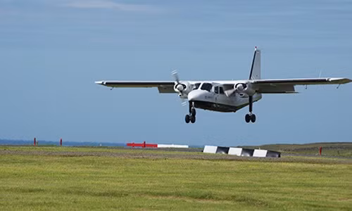 Thông thường, thời gian hoàn thành chặng bay chỉ chưa đầy 1 phút và tối đa khoảng 2 phút tùy theo sức gió. Chuyến bay chủ yếu phục vụ giáo viên, cảnh sát địa phương và trẻ em đi học. Ảnh: Papa Westray.