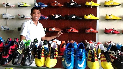 Năm 2008, khi mới 22 tuổi, tiền đạo Anh Đức đã đã tập tành kinh doanh. Lúc đầu, anh mở một cửa hàng kinh doanh thời trang, dụng cụ thể thao với thương hiệu theo tên mình - AD Sport (Anh Đức Sport) ở Bình Dương. Ảnh: Vietnamnet.
