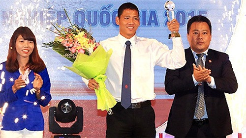 Sau khi kinh doanh thuận lợi, Anh Đức đầu tư một xưởng sản xuất giày và chuyên may trang phục thể thao. Ảnh: Bongdaplus.