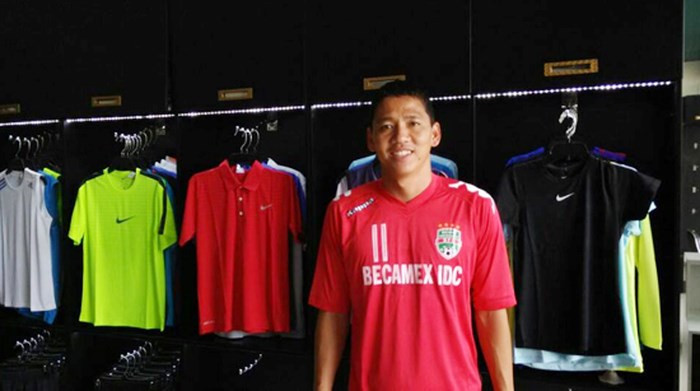 Không làm giàu bằng những hợp đồng quảng cáo béo bở như nhiều cầu thủ nổi tiếng khác. Anh Đức kiến tiền mà bằng đôi bàn chân lăn lộn trên sân cỏ và đôi tay làm kinh tế xuất sắc của mình. Ảnh: FBNV.