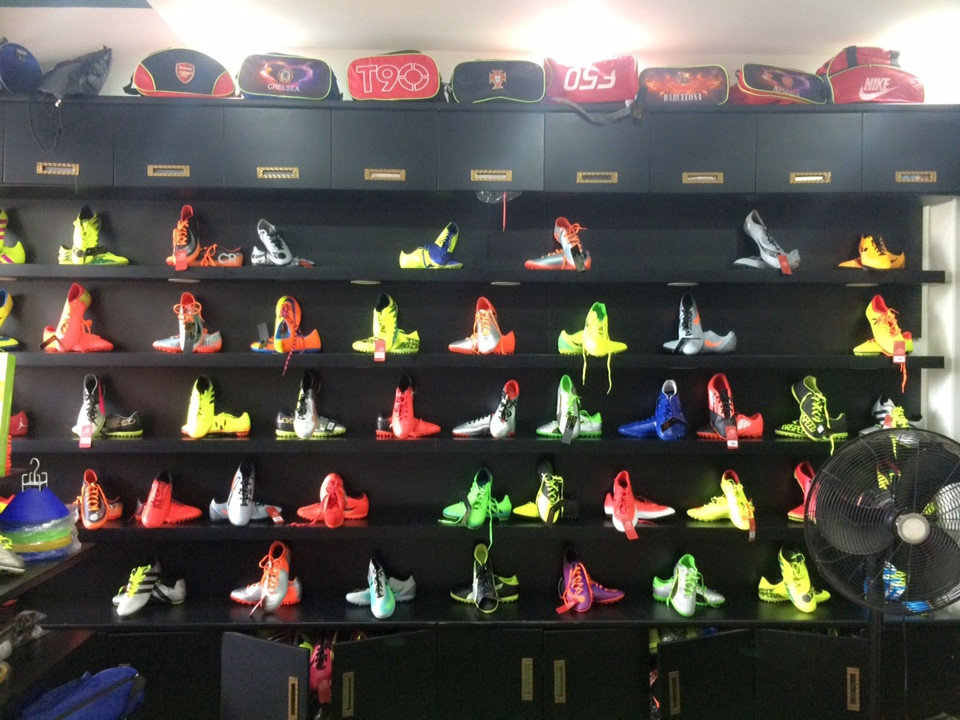 Những sản phẩm đồ thể thao do Anh Đức sản xuất cũng được phân phối khắp các tỉnh thành trên cả nước. Doanh thu hàng tháng của chuỗi cửa hàng Anh Đức lên đến hàng tỷ đồng. Ảnh: Anhducsport.