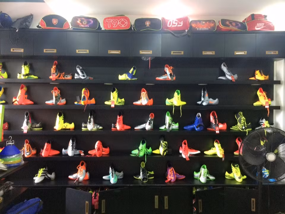 Những sản phẩm đồ thể thao do Anh Đức sản xuất cũng được phân phối khắp các tỉnh thành trên cả nước. Doanh thu hàng tháng của chuỗi cửa hàng Anh Đức lên đến hàng tỷ đồng. Ảnh: Anhducsport.