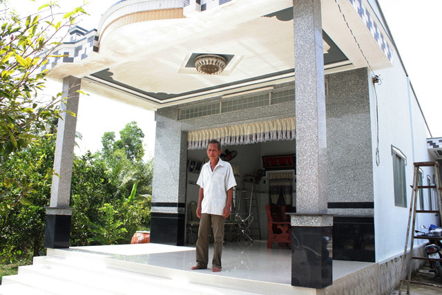 Từ ngày có cây cam sành, thị xã Ngã Bảy xuất hiện nhiều ngôi nhà khang trang hơn. Ảnh: Lao động.