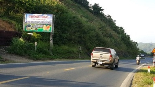 Bất ngờ hơn khi phương tiện lưu thông trên đường tại đây chủ yếu là xe hơi. Ảnh: QĐND.