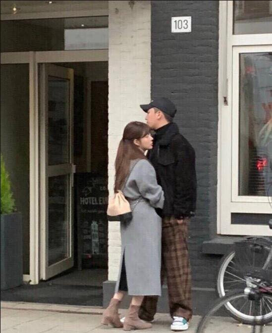 Sở hữu vẻ ngoài xinh đẹp cùng vóc dáng quyến rũ nhưng Yoo Hye Won vẫn không nhận được nhiều tình cảm từ người hâm mộ Seungri. Nhiều cư dân mạng mỉa mai việc nữ diễn viên đã phẫu thuật thẩm mĩ để sở hữu ngoại hình như hiện tại.