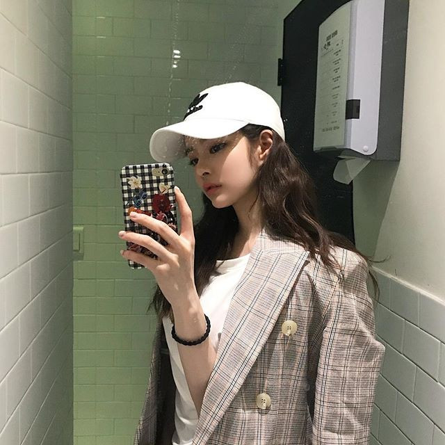 Tuy nhiên cô bị nhiều người hâm mộ chỉ trích và bóc mẽ chuyện phẫu thuật thẩm mỹ