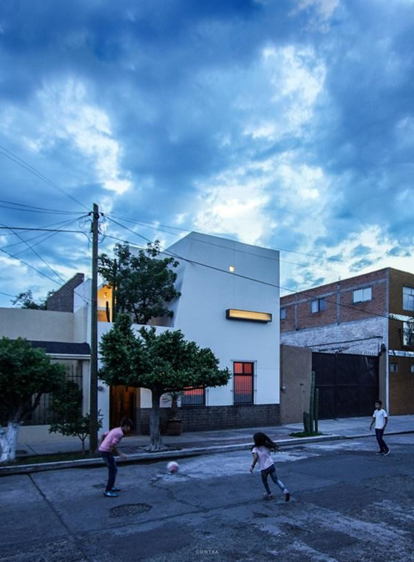 Chủ nhà đã sống ở đây 10 năm. Khi có nhu cầu tăng diện tích chỗ ở, chủ nhà quyết định sửa sang và mở rộng.