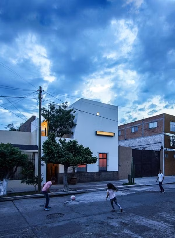 Chủ nhà đã sống ở đây 10 năm. Khi có nhu cầu tăng diện tích chỗ ở, chủ nhà quyết định sửa sang và mở rộng.