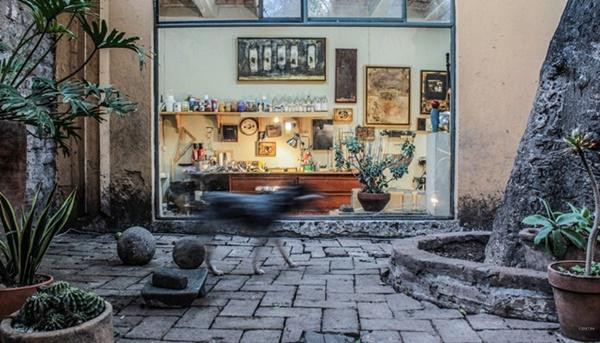 Đi tiếp vào trong, qua cánh cửa cũ là một sân trung tâm của ngôi nhà.