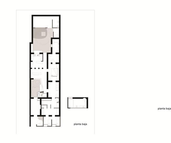 Lối vào nhà qua một sảnh nhỏ, đây cũng là vị trí mặt tiền ban đầu của ngôi nhà.