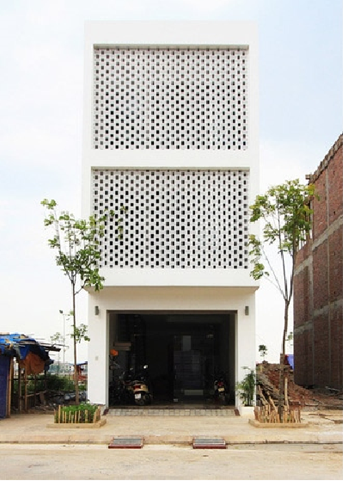Nhà ống 3 tầng có mặt tiền hình tổ ong, chắn nắng hướng Tây vừa mát mẻ, vừa mang lại thẩm mỹ cao. Ảnh: Xaynhasaigon.