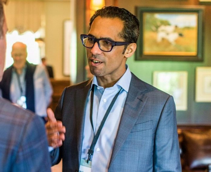 Dù giàu có và danh tiếng nhưng tỷ phú trẻ nhất châu Phi luôn ra ngoài mà không cần đến các vệ sỹ. Ảnh: The South African.