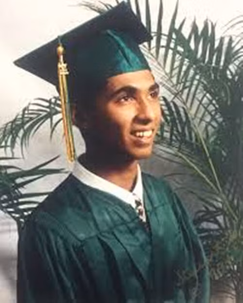 Năm 1998, Dewji tốt nghiệp Đại học Georgetown ở Washington, DC với bằng cử nhân về kinh doanh và tài chính quốc tế. Ảnh: Mohammed Dewji.