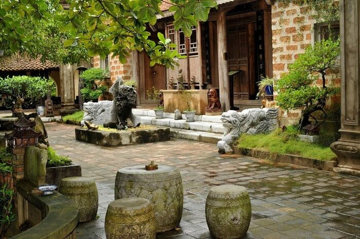 Tượng đá như một chi tiết không thể thiếu trong kiến trúc Việt phủ Thành Chương. Ảnh: Vntrip.