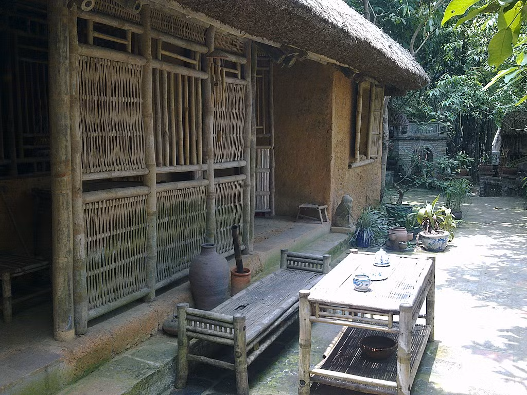 Tiểu cảnh chõng tre cổ quen thuộc của làng quê Việt. Ảnh: Vntrip.