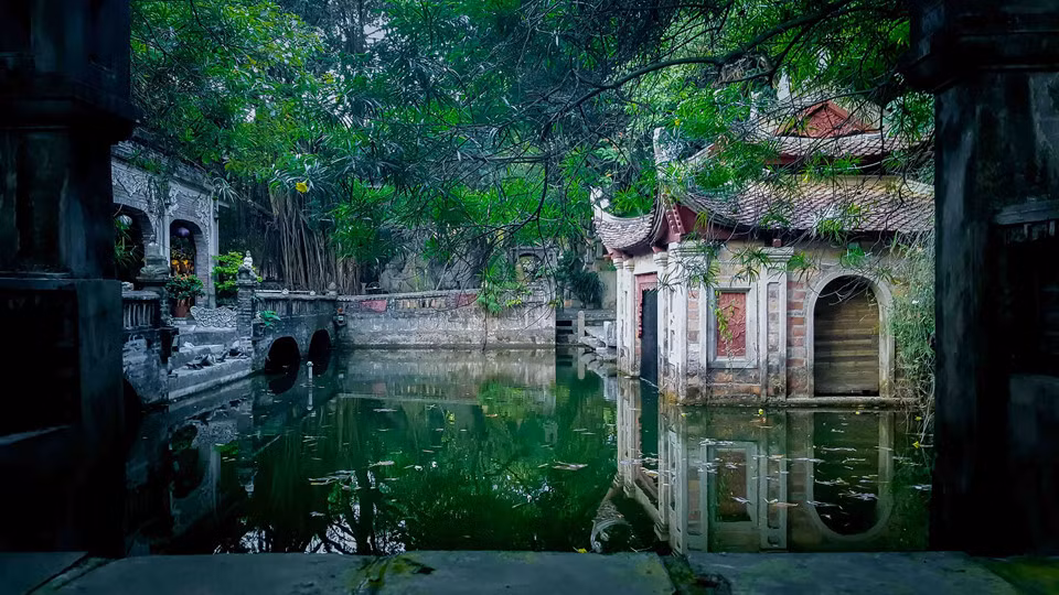 Không gian bên trong của Việt phủ Thành Chương được trang trí bởi nhiều tiểu cảnh tuyệt đẹp. Trong ảnh là hồ cá xanh biếc - một hình ảnh đặc trưng của thôn quê miền Trung du Bắc Bộ. Ảnh: Zing.