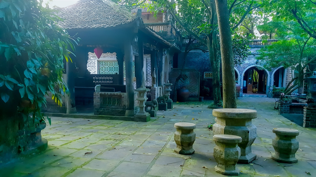 Bàn ghế đá cho du khách nghỉ ngơi, thu giãn. Ảnh: Phatthodoisong.