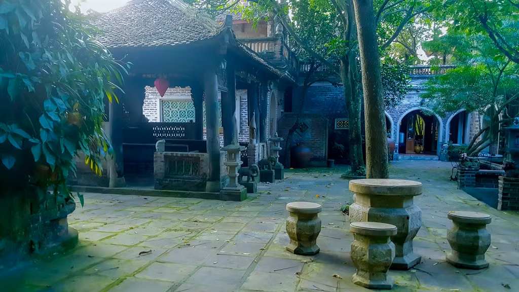 Bàn ghế đá cho du khách nghỉ ngơi, thu giãn. Ảnh: Phatthodoisong.