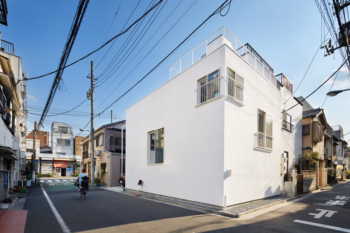 Nằm giữa khu vực đông dân cư tại Taito (thủ đô Tokyo, Nhật Bản), ngôi nhà khối hộp đơn giản được xây cho gia đình trẻ gồm hai vợ chồng và một con nhỏ.