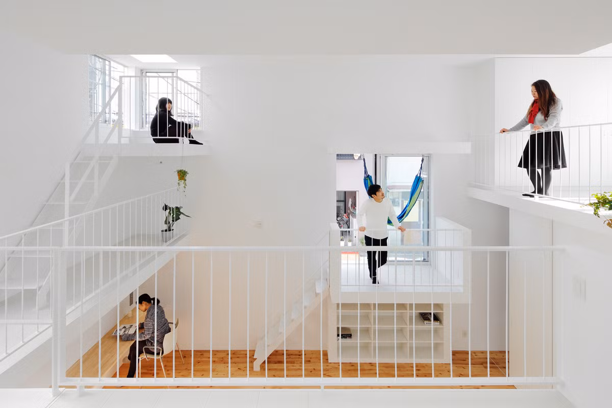 Toàn bộ ngôi nhà là khối thông tầng chứa các ban công.