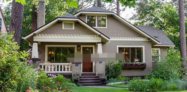 Hệ thống cột trụ chân vuông to ốp đá và nhỏ dần về phía trên là đặc điểm nổi bật của nhà mái thái mang kiến trúc Bungalow. Ảnh: Kientrucmovie.