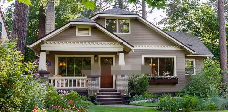 Hệ thống cột trụ chân vuông to ốp đá và nhỏ dần về phía trên là đặc điểm nổi bật của nhà mái thái mang kiến trúc Bungalow. Ảnh: Kientrucmovie.