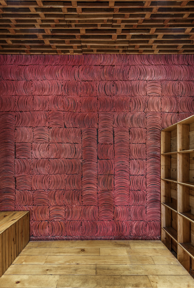 Những viên ngói được sử dụng để trang trí bên trong, tạo sự độc đáo, lạ mắt.