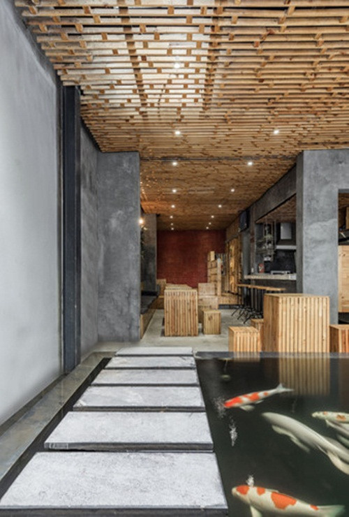 Những chiếc bàn được thiết kế như đèn lồng. Buổi tối thắp đèn tạo cảm giác ấm cúng.