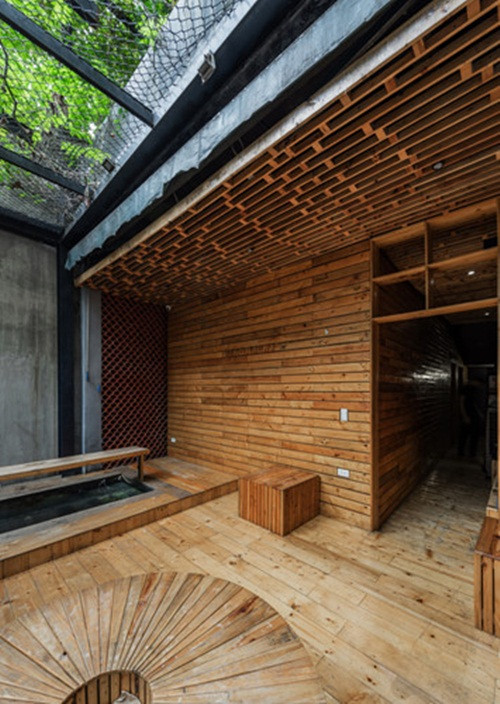 Sự sáng tạo làm nên không gian độc đáo mà gần gũi của quán cà phê.