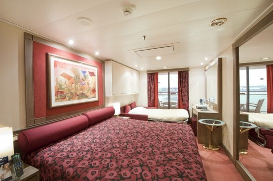 Phòng nghỉ thoáng sáng, có ban công lớn cho du khách ngắm toàn cảnh biển.