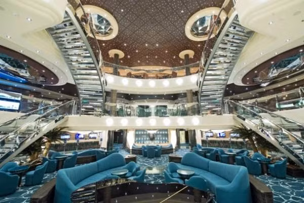 Thậm chí siêu du thuyền còn có 12 quán bar thiết kế theo chủ đề khác nhau.