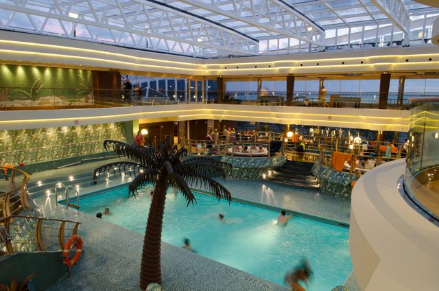 Bể bơi lớn ngay trên du thuyền cho du khách thư giãn.