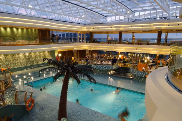 Bể bơi lớn ngay trên du thuyền cho du khách thư giãn.