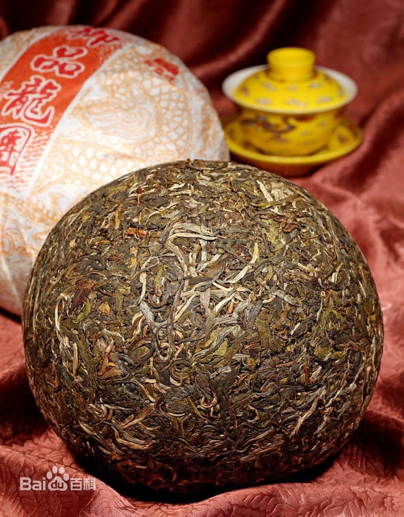 Trà Phổ Nhĩ có giá vô cùng đắt đỏ bởi thường được làm từ giống trà cổ thụ trên 100 năm tuổi. Thêm nữa, trà Phổ Nhĩ lên men trong nhiều năm (như rượu vang), nên những bánh trà càng nhiều tuổi thì lại càng đắt. Ảnh: Baidu.
