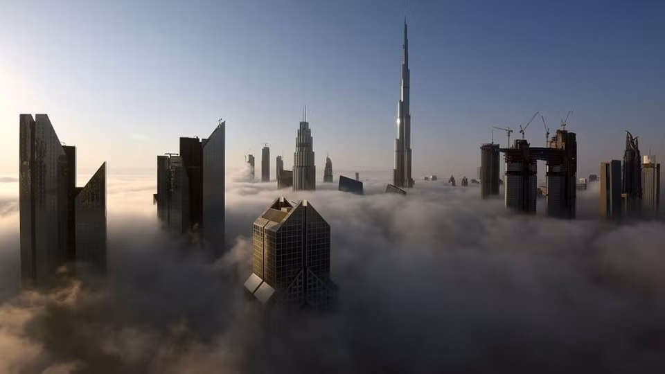 Ngoài danh hiệu là tòa nhà cao nhất thế giới, Burj Khalifa còn giữ hàng loạt danh hiệu như tầng quan sát cao nhất thế giới, thang máy có khoảng cách đi lại dài nhất thế giới và bể bơi cao nhất thế giới trong một tòa nhà (tầng 76). Ảnh: BI.