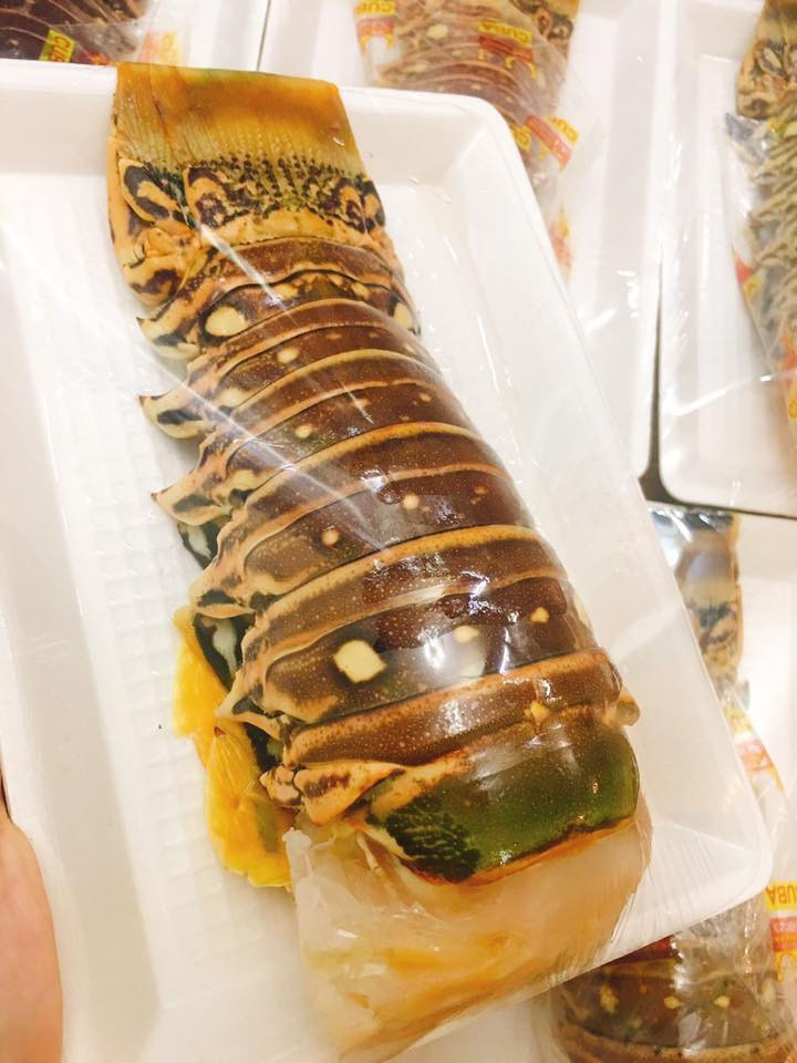 Mỗi vỉ đuôi tôm hùm đóng gói từ 1,2 - 1,5kg. Ảnh: FB Khuc Ngoc Anh.