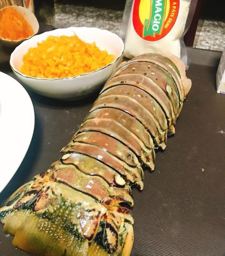 Theo một số người bán, do giá thành đắt nên đuôi tôm hùm Úc thường chỉ có nhà hàng cao cấp đặt mua. Khách lẻ cũng có những số lượng ít hơn. Ảnh: FB Khuc Ngoc Anh.