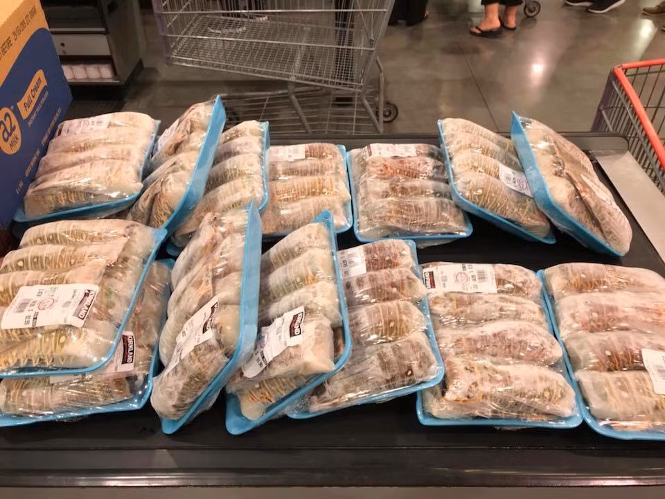 Tuy nhiên, một số khách hàng cho biết đuôi tôm tùm Úc toàn thịt nên không quá đắt so với tôm nguyên con. Ảnh: FB Hàng xách tay Mỹ Úc Nhật Hàn.