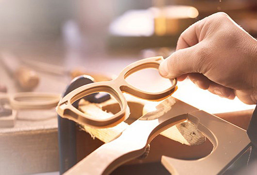 Sau khi lấy ra khỏi khung nhựa dẻo, gọng kính cơ bản định hình.