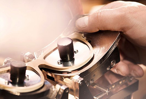 Tròng được đưa vào máy để nắn lại trước khi gắn mắt kính.