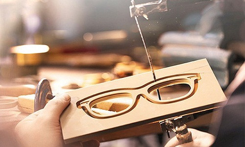 Phần gọng kính được cắt hoàn toàn bằng tay, tách rời ra khỏi bản nhựa.